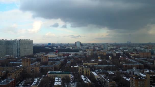 Tiempo tormentoso lapso de tiempo de invierno con la lejana torre de televisión Ostankino, Moscú. 4K — Vídeos de Stock