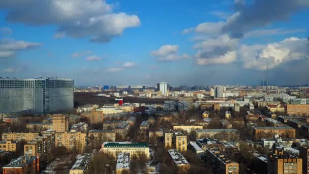 部分多云的冬季时间与遥远的奥斯坦基诺电视塔，莫斯科。4k — 图库视频影像