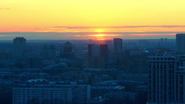 Pomarańczowy, żółty i niebieski zachód słońca nad Moscow City Time Lapse wideo — Wideo stockowe