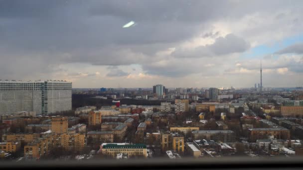 Tempo tempestoso periodo invernale decadenza con distante Ostankino TV tower, Mosca. 4K — Video Stock