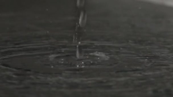 Super cámara lenta de gotas de agua golpeando superficie de vidrio húmedo — Vídeos de Stock