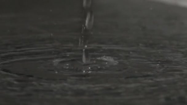 Shot super slow motion vody kapky udeří mokré skleněný povrch — Stock video