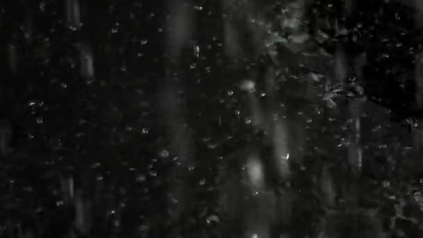 Vídeo em câmera lenta super de várias gotas de chuveiro atingindo a superfície escura — Vídeo de Stock