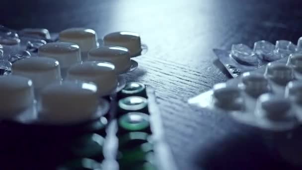 Drug blisterverpakkingen vallen op donkere tafel. 2 slow-motion shots in 1 — Stockvideo