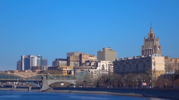 Панорамное видео солнечного весеннего дня на Москве-реке, Россия. 4K видео — стоковое видео