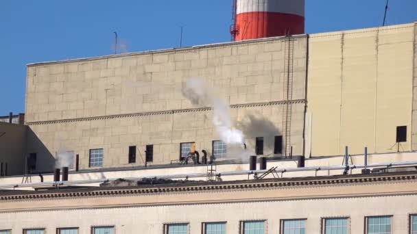 Tubi di fabbrica fumanti. Giorno soleggiato 4K pan shot — Video Stock