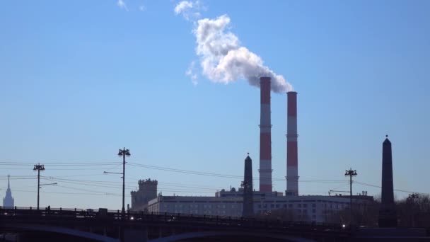 Contaminación del aire industrial y vial en la ciudad. Imágenes de 4K pan — Vídeos de Stock