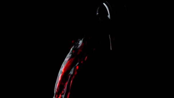 Verter vino tinto en una copa de vino video en cámara súper lenta, fondo negro — Vídeos de Stock