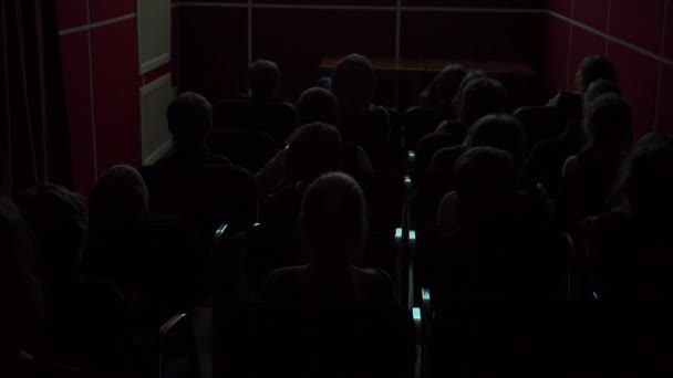暗い映画館でアニメを見ている子供 — ストック動画
