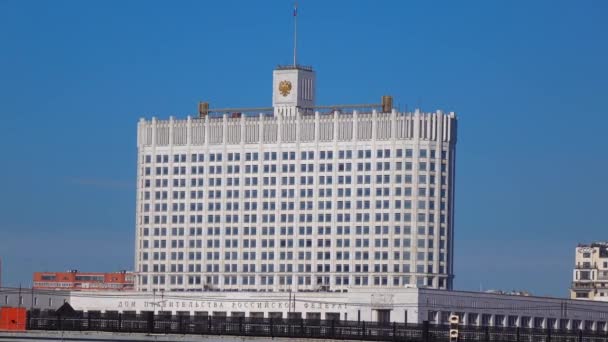 Puente fluvial de Moscú y edificio del gobierno ruso. Imágenes 4K — Vídeos de Stock