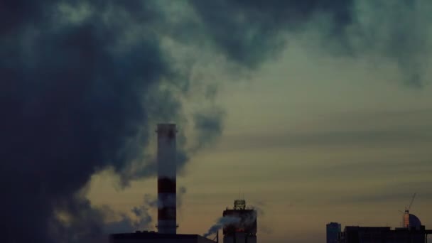 Zwaar roken fabriek tegen de hemel laat in de avond. 4k video — Stockvideo