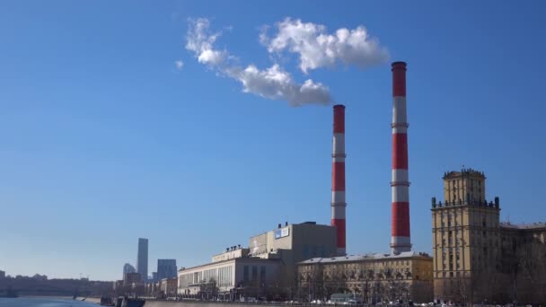 Elektriska värmekraftverket och rök från skorstenar mot solig himmel. 4k sköt — Stockvideo