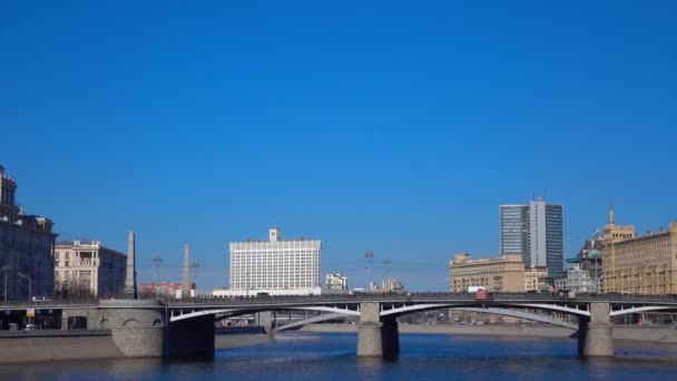 Moscú río sin nubes día vídeo panorámico, Rusia. Imágenes 4K — Vídeo de stock