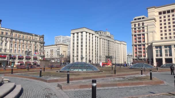 Luxury 5 star hotel in the very center of Moscow, Russia. 4K sunny day pan shot — Stock Video