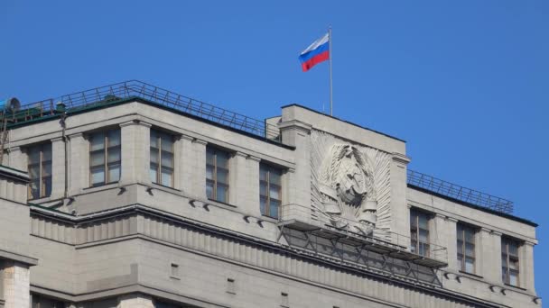 Bandeira russa acima do corpo legislativo russo Duma do Estado. Moscovo. Vídeo 4K — Vídeo de Stock