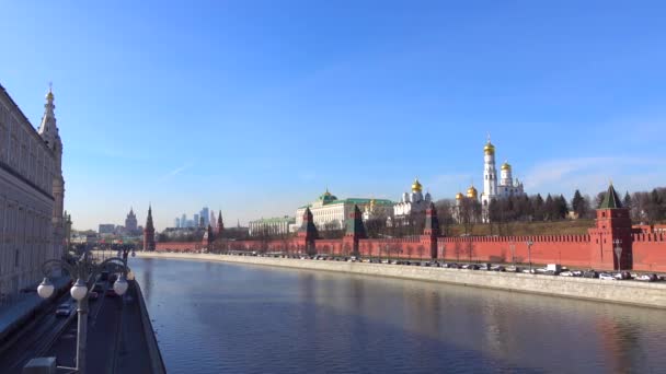 Primavera dia ensolarado sem nuvens tiro panorâmico de Moscou Kremlin, Rússia. Vídeo 4K — Vídeo de Stock