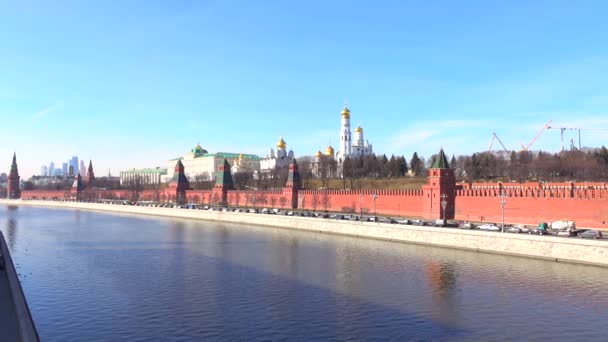 Pan shot of Moscow Kremlin on sunny day, Russia. 4K footage — Stock Video