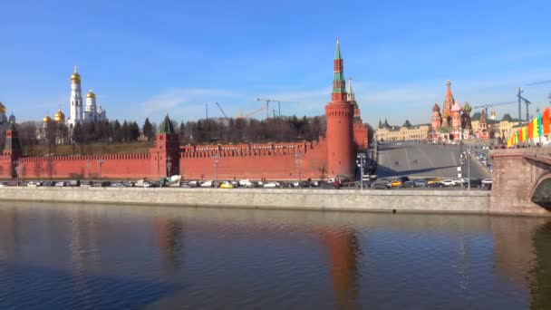 Řeka Moskva a Kreml nábřeží slunečný den časová prodleva — Stock video