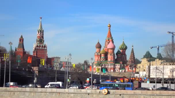 Tráfico público congestionado contra el Kremlin de Moscú, Rusia. Vídeo 4K — Vídeos de Stock