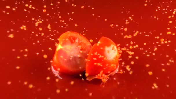 El tomate rojo cae en jugo de tomate y se divide en mitades. Super cámara lenta — Vídeos de Stock