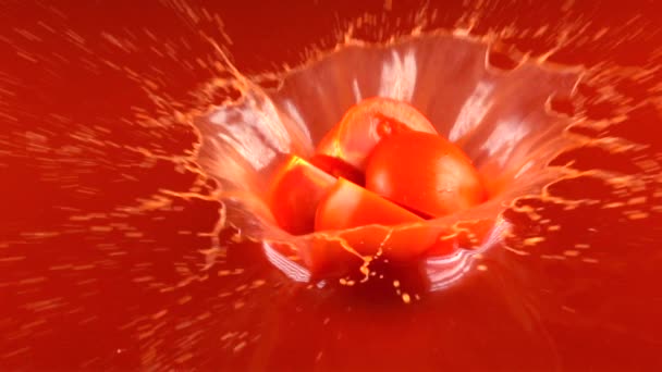 红番茄分为番茄汁和分成两半。超级慢动作 — 图库视频影像