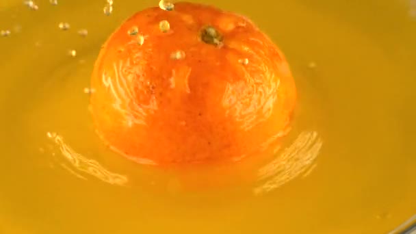 Mandarijn raken van jus d'orange oppervlakte slow-motion shot — Stockvideo