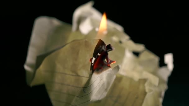 Menina iluminando e queimando um pedaço de papel amassado. Conceito secreto — Vídeo de Stock