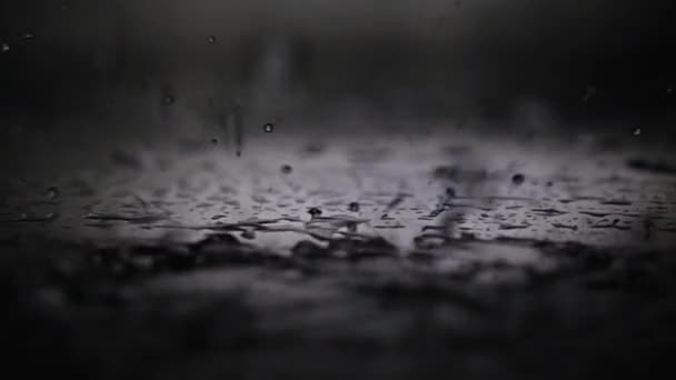 Su sıçramalarına sanatsal süper ağır çekim shot — Stok video