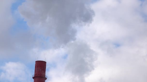 针对多云的天空的工业烟雾堆栈的顶部 — 图库视频影像