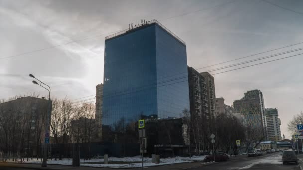 Moskauer Winterstraße und Spiegelgebäude im Zeitraffer bei trübem Wetter — Stockvideo