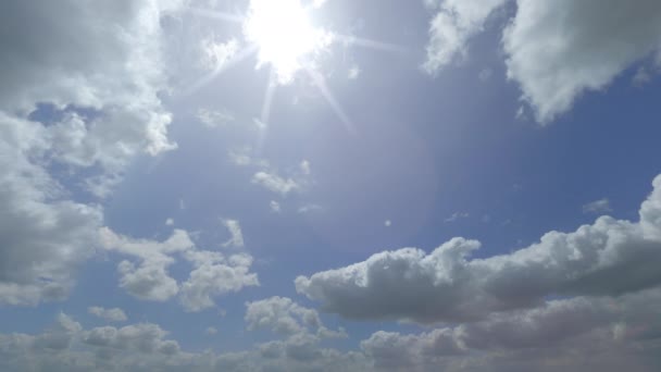 Distant Boing 787 volant à travers un ciel nuageux magnifique. Vidéo panoramique météo ensoleillée 4K — Video