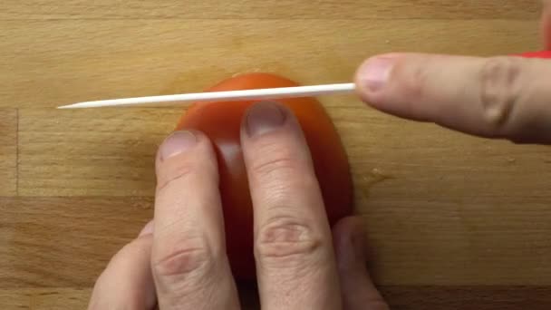 Cocinar ensalada de verduras: cortar el tomate rojo en la tabla de cortar. 4K primer plano de vídeo — Vídeos de Stock