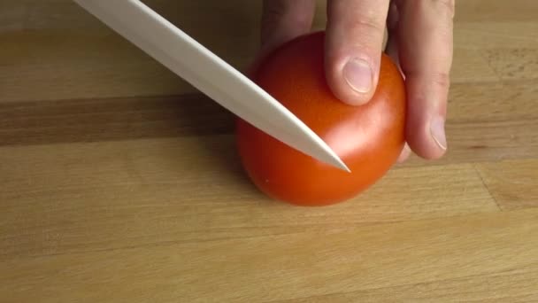 Trancher la tomate rouge mûre sur la planche à découper en bois. Plan rapproché 4K — Video