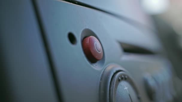 L'uomo accende il lettore CD e la radio. Macro sparato — Video Stock