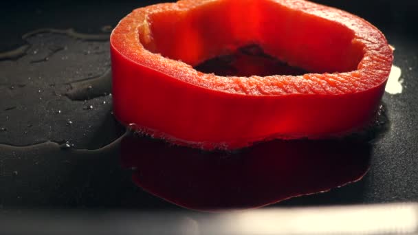 Het maken van omelet in rode paprika ring. Macro koekenpan schot — Stockvideo