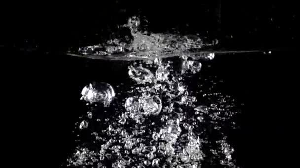 Super slow motion video: vier groene appels vallen en water spatten — Stockvideo