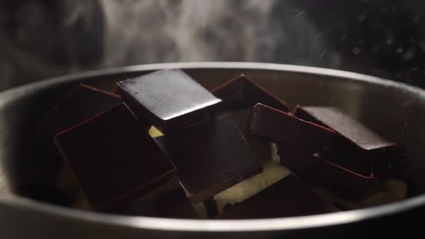 Slow Motion close-up shot van gesmolten chocoladereep stukken — Stockvideo