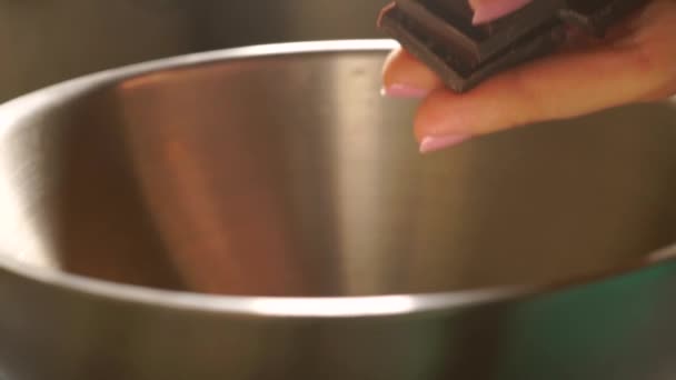 Mooi meisje hand gieten chocolade bar stukken in Hot pan, slow motion video — Stockvideo