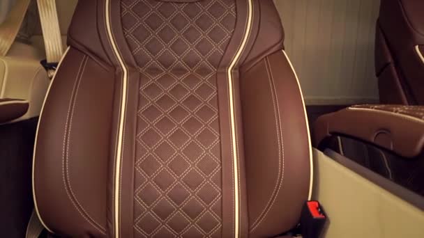 Siège auto luxe cuir marron inclinaison plan rapproché — Video