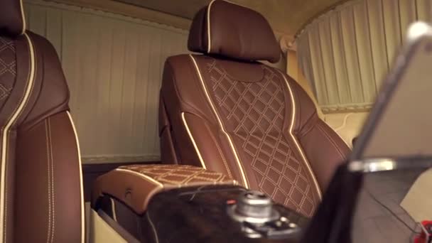 Intérieur de voiture de luxe marron et jaune avec tablette installée, casserole — Video