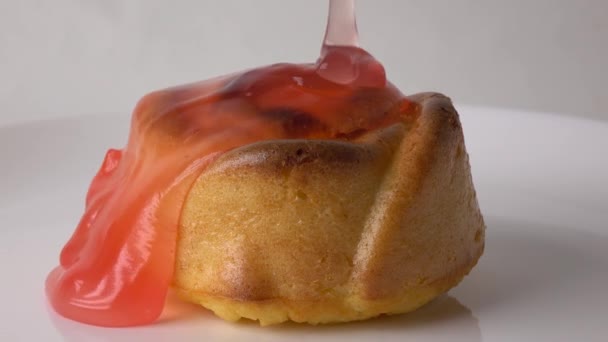 Lití husté pomerančovou omáčkou nad muffin 4k blízko se zastřelil — Stock video