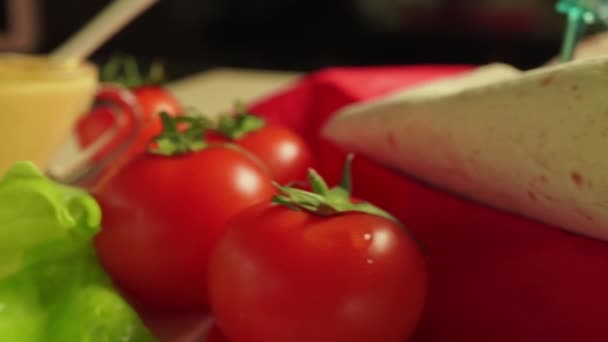 Primer plano dolly shot de pila de rollos de César con pollo, tomates y lechuga — Vídeos de Stock