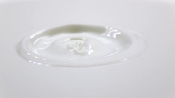 Капли падают в молоко. Суперзамедленный макроснимок — стоковое видео