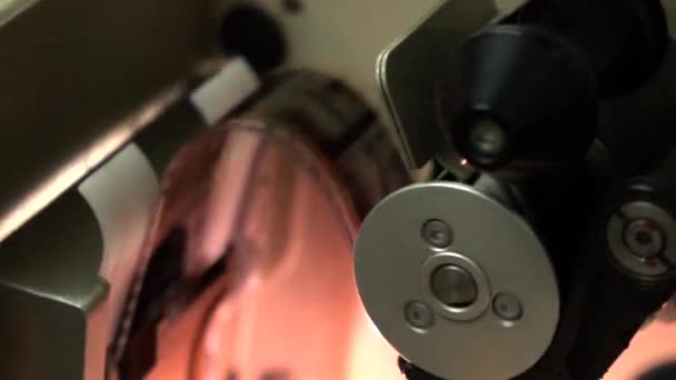 Captura de cámara lenta de cerca de parte del proyector de cine de 35 mm — Vídeo de stock