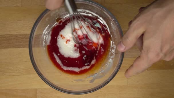 Fazendo gelo para bolos em uma tigela. 4K, vista de cima . — Vídeo de Stock