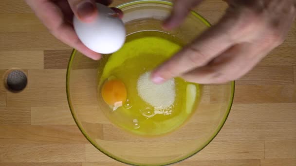 Muffins koken: vouwen in twee eieren. 4k, weergave van bovenaf. — Stockvideo