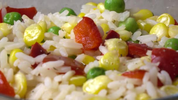 Adicionando tempero à salada de arroz e legumes, close up vídeo 4K — Vídeo de Stock