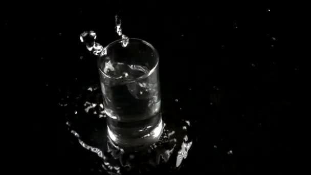 Malé sklenice vody padají na vodní hladině. 500 fps super slow motion — Stock video