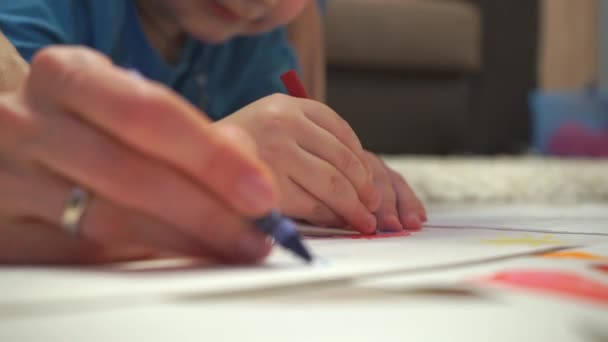 Mujer y niño pequeño dibujo con lápices de colores en el álbum — Vídeo de stock