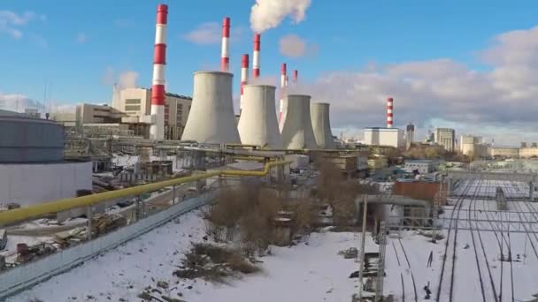 Luftkamera hebt im Winter hoch über Industriegebiet — Stockvideo